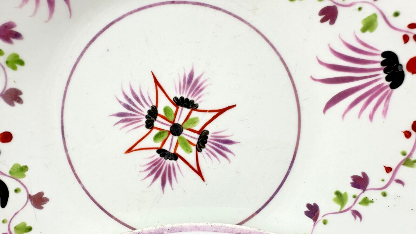 Deux assiettes époque restauration à rinceaux de fleurs mauves et noires