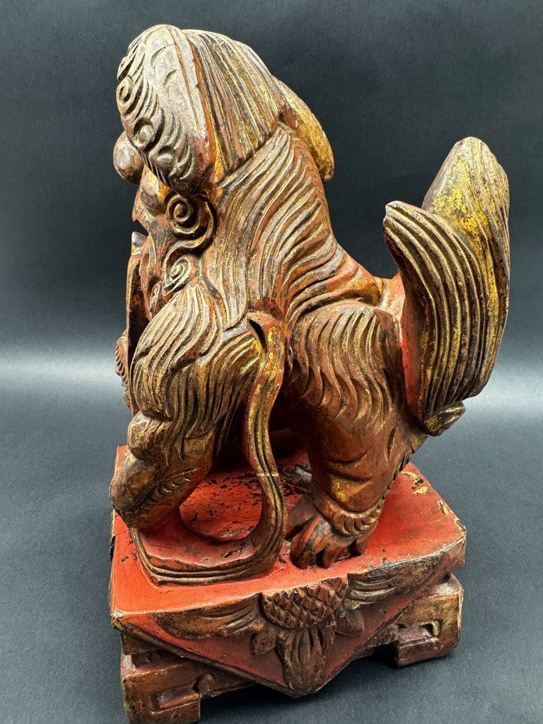 Paire de lions gardiens chinois en bois sculpté polychrome XIXe