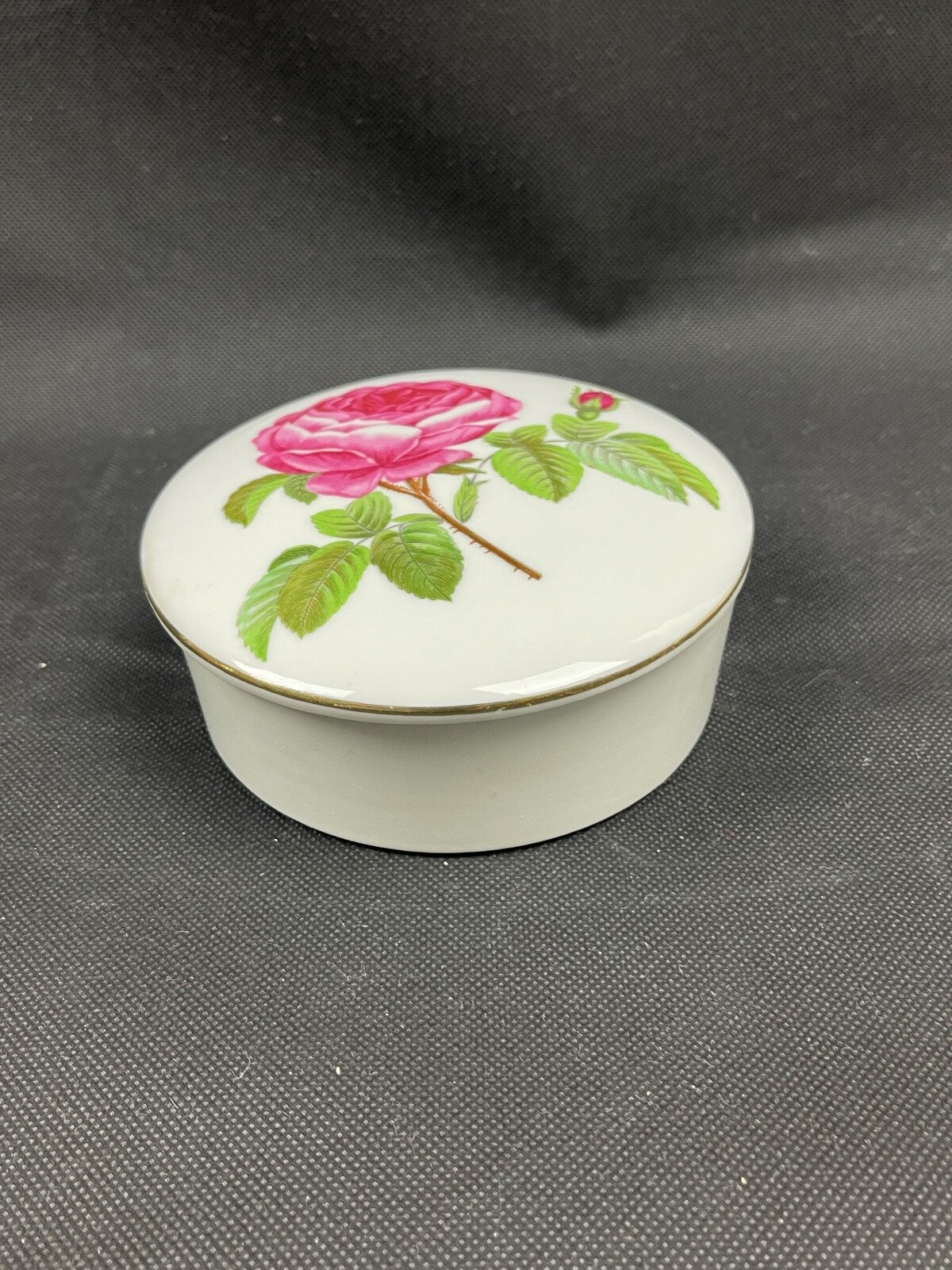 Bonbonnière en porcelaine de Paris