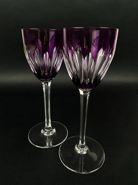 Paire de verres à vin Baccarat – Modèle Cassino – Cristal prune taillé 19 cm