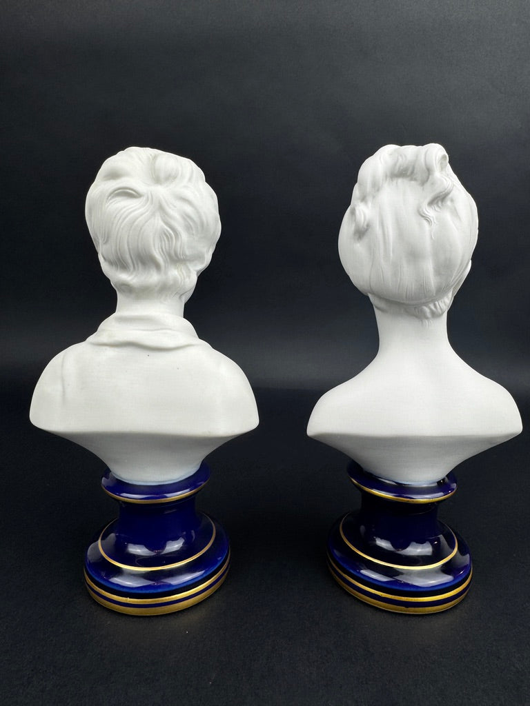 Paire de bustes Enfants Brongniart en biscuit de porcelaine de Limoges sur base bleu cobalt et or