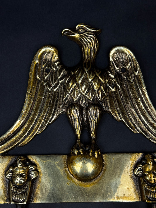 Patère murale en bronze à décor d’aigle et mascarons – style Empire