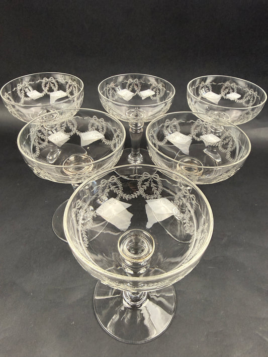 Suite de 6 coupes à champagne en cristal gravé, lot n°1