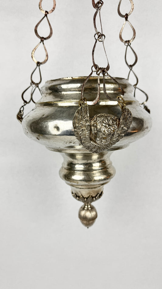 Lustre de sanctuaire XIXe siècle en laiton argenté, décor d’anges 78 cm