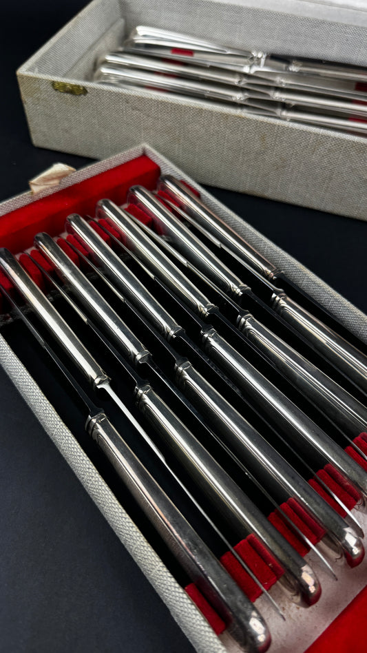 Coffret de 24 couteaux en métal argenté SFAM, modèle filet