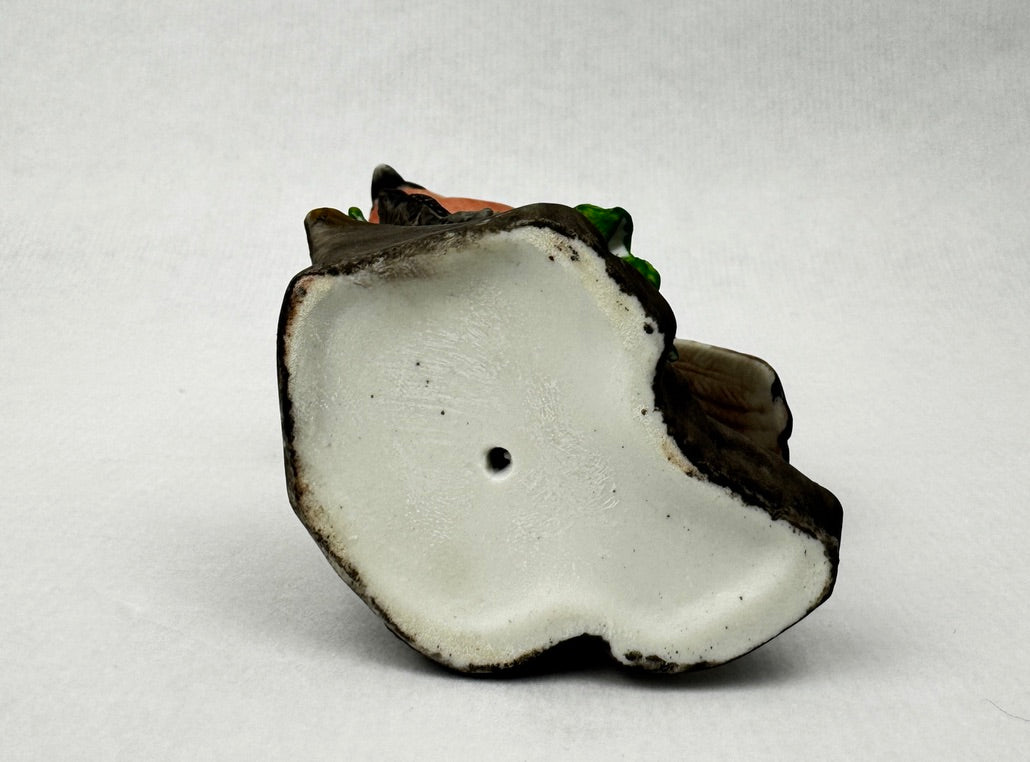 Bouvreuil pivoine en porcelaine non émaillée – vers 1950