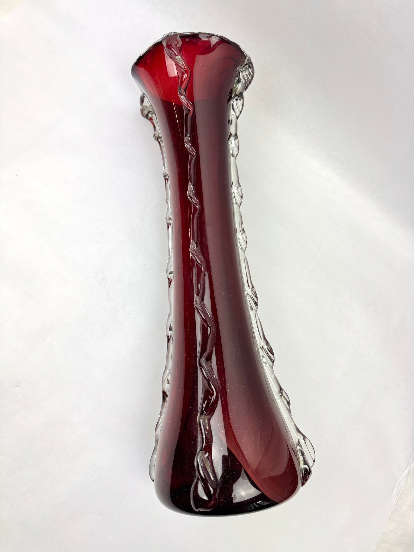 Vase en verre rouge rubis 50 cm décor appliqué clair style Murano