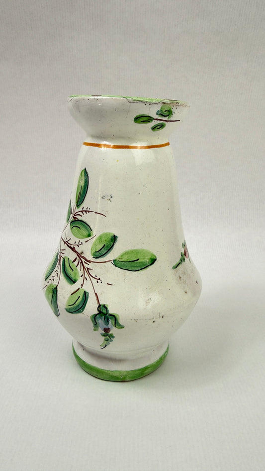 Ancien vase en faïence italien à décor de papillon et fleurs – 17 cm