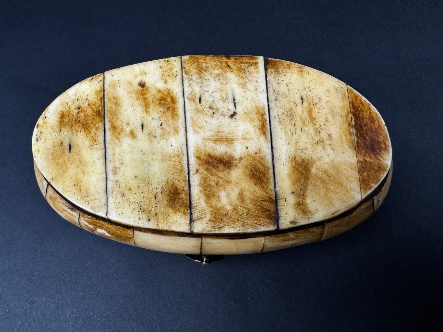 Boîte ovale ancienne en os et laiton, décor rayonnant – Inde, XIXᵉ siècle