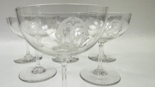 Coupes à champagne anciennes, détail du verre et du chiffre FQ