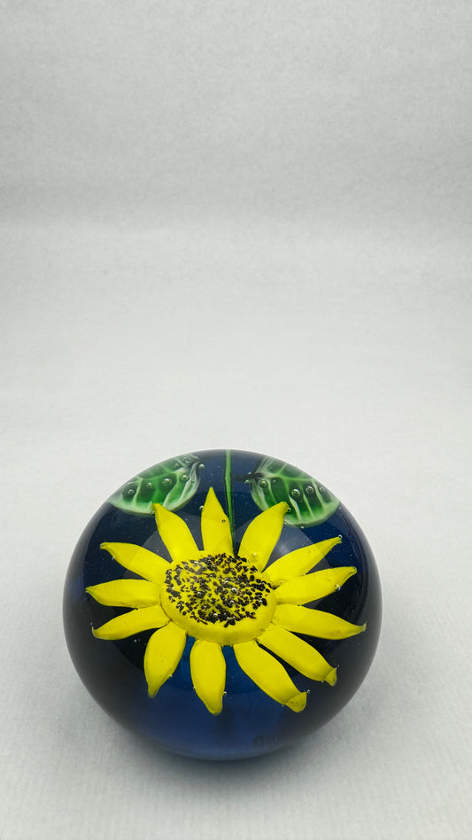 Presse papier sulfure en verre massif décor tournesol fond bleu 9,2 cm