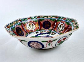 Coupe octogonale sur talon en porcelaine polychrome Décor Imari