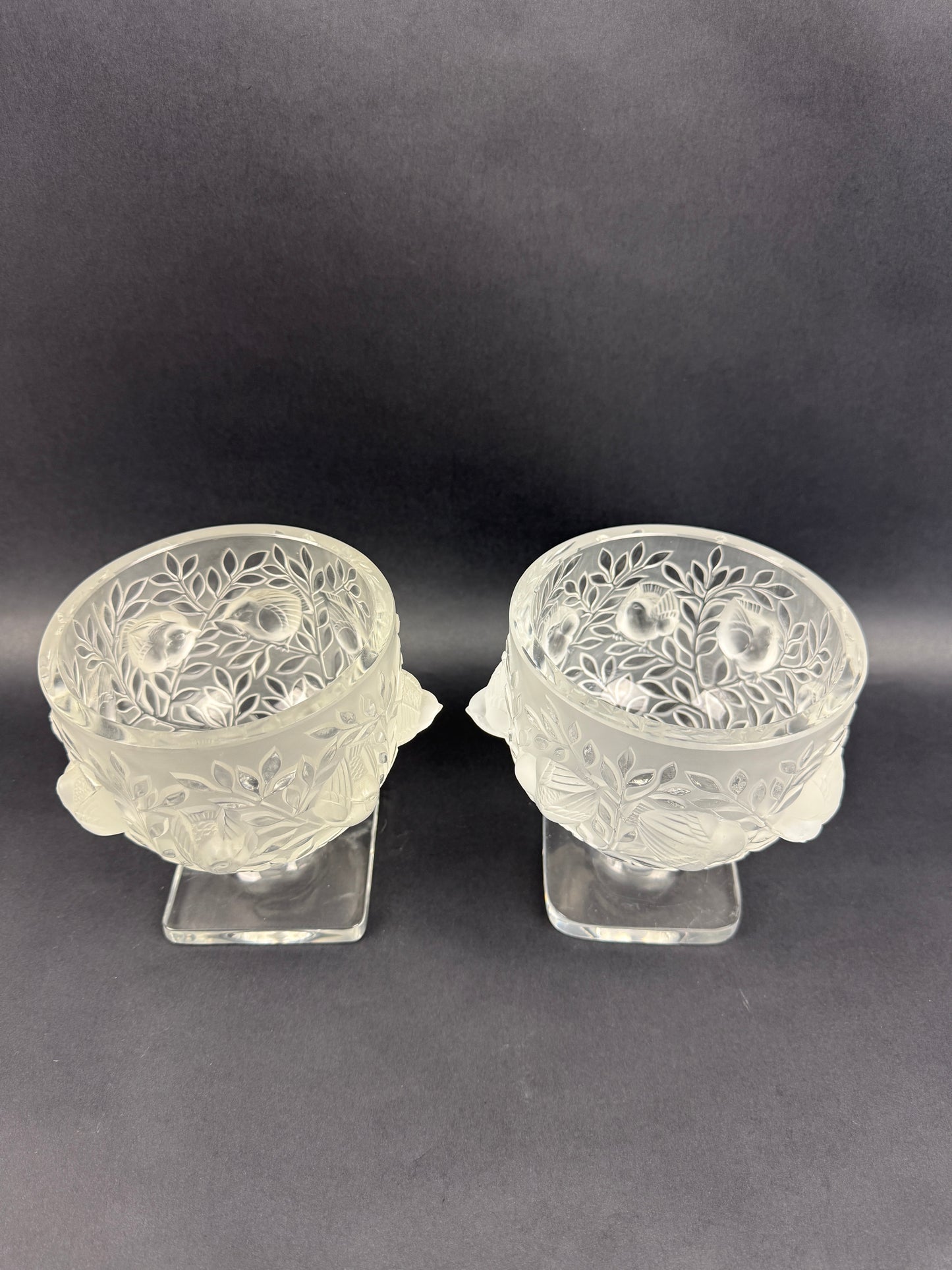 Lalique, paire de vases en cristal satiné modèle Elisabeth