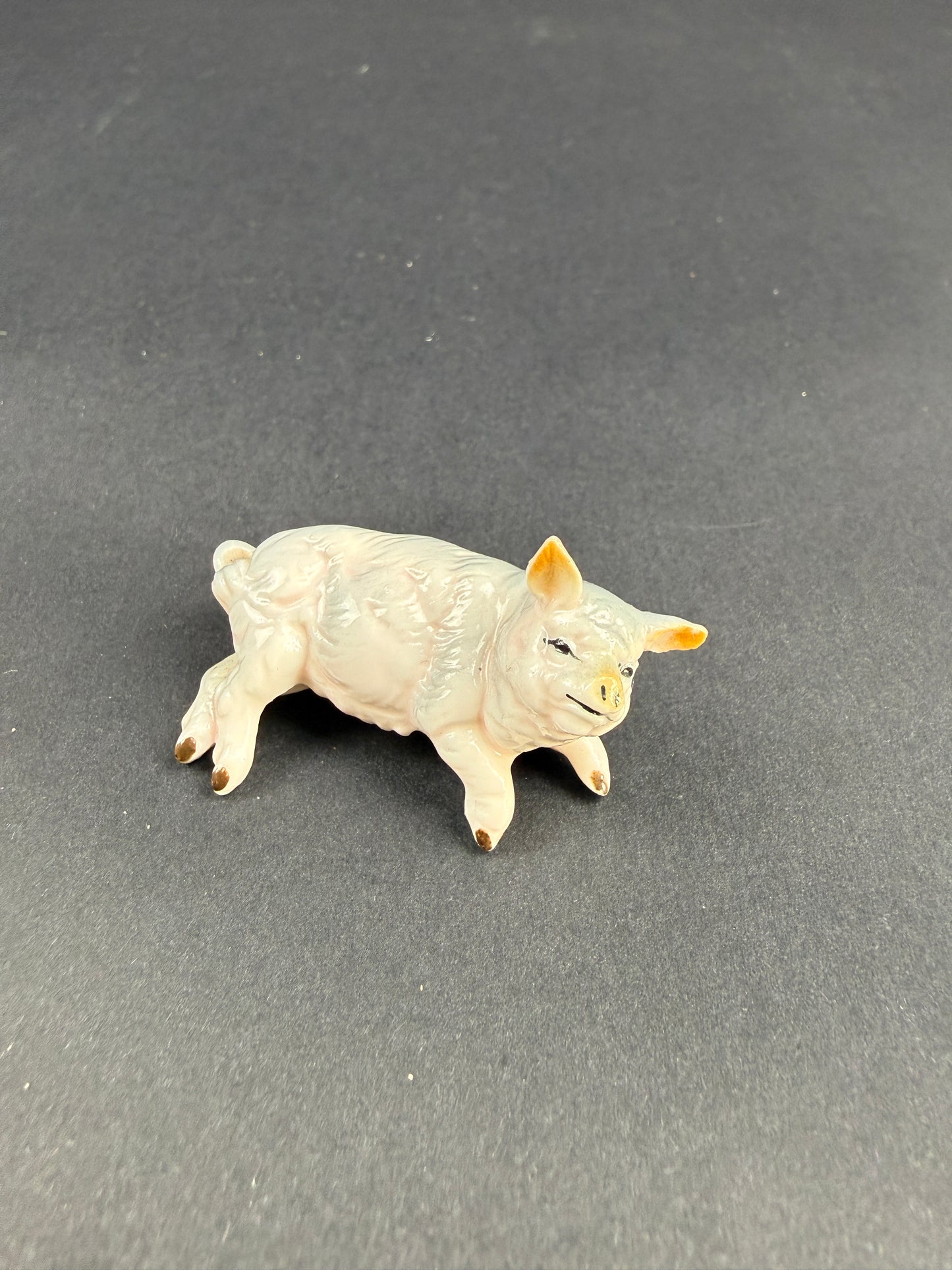 Deux adorables petits cochons en porcelaine