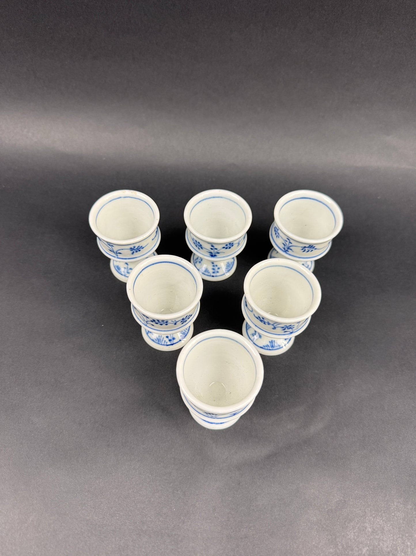 Suite de 6 coquetiers en porcelaine allemande