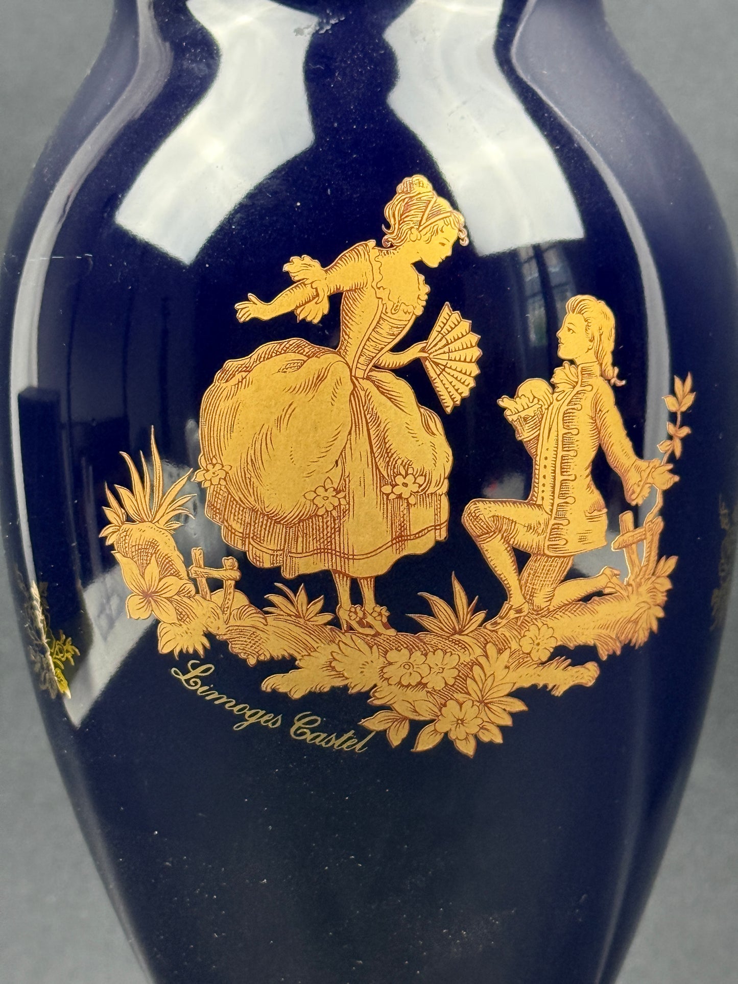 Vase en porcelaine de Limoges Castel