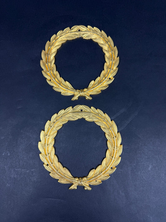 Paire d'ornements en bronze doré, couronnes de lauriers