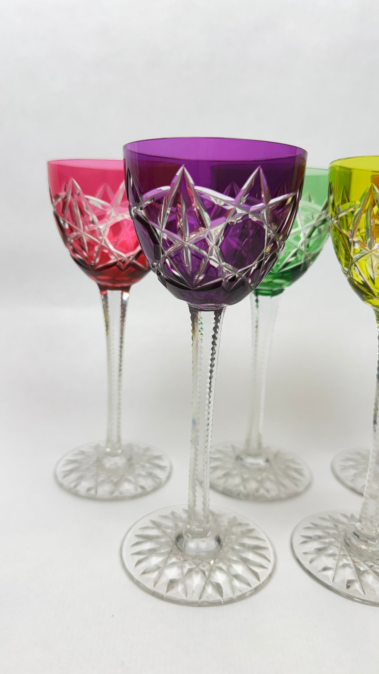 Suite de 5 verres anciens en cristal taillé doublé couleur 19 cm – Baccarat – Modèle S1136 – vers 1890