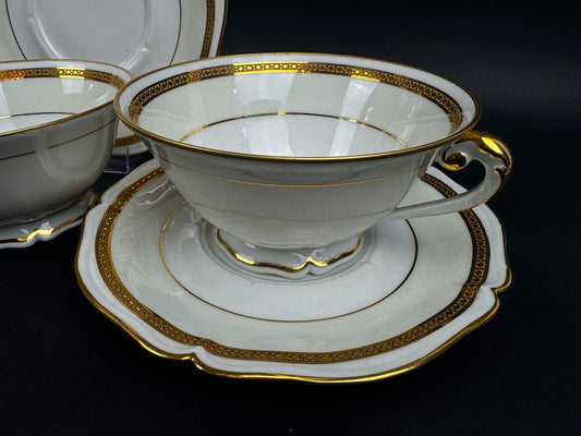 Série de 2 Tasses à thé Limoges porcelaine blanche et or décor géométrique