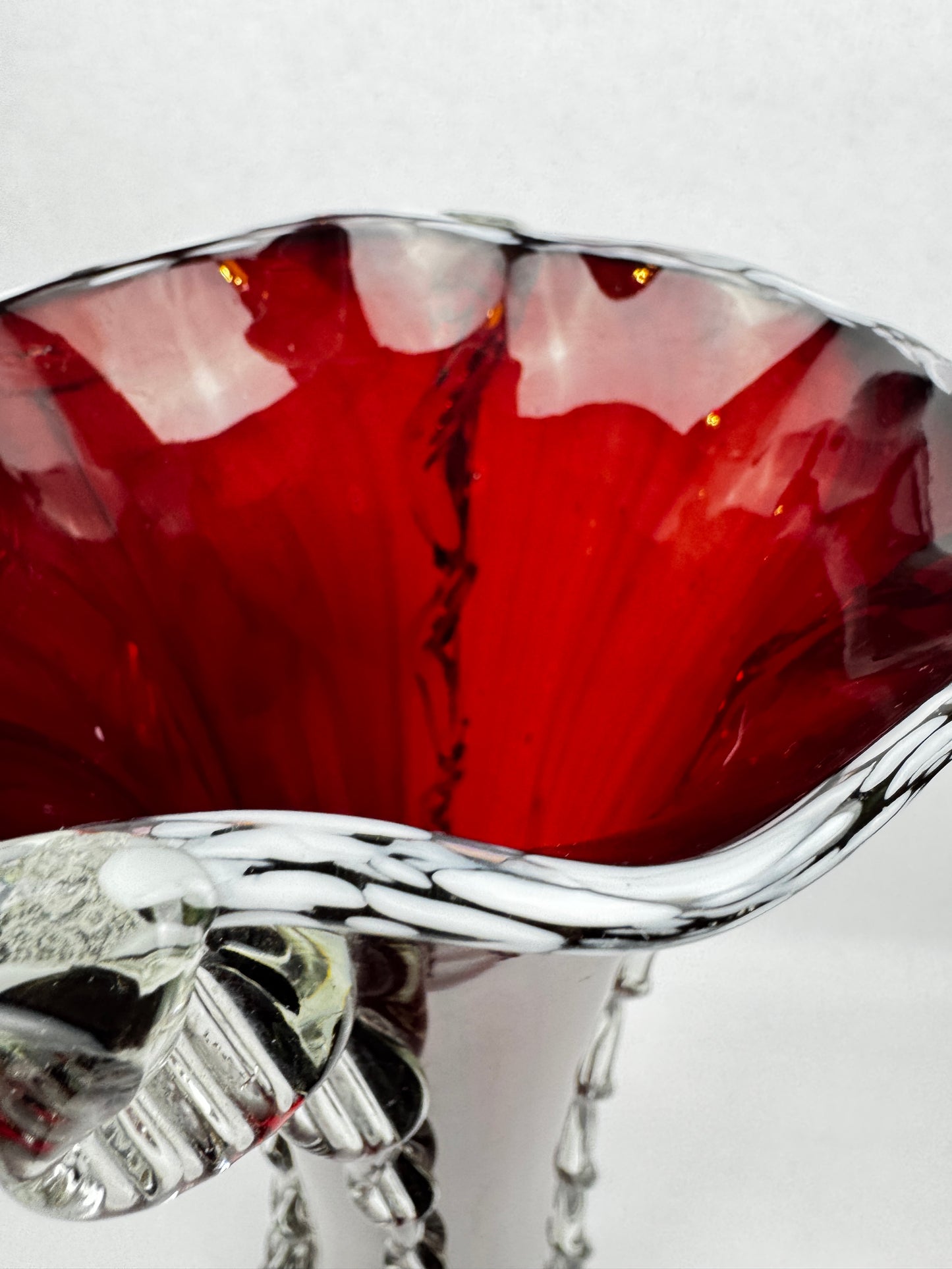 Vase en verre rouge rubis 50 cm décor appliqué clair style Murano