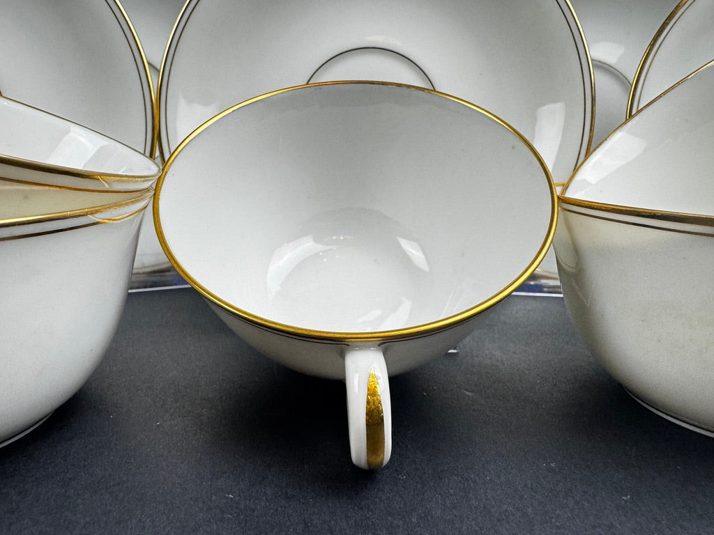 Service de 6 tasses à thé et sous tasses en porcelaine de Limoges A. Vignaud à filet or