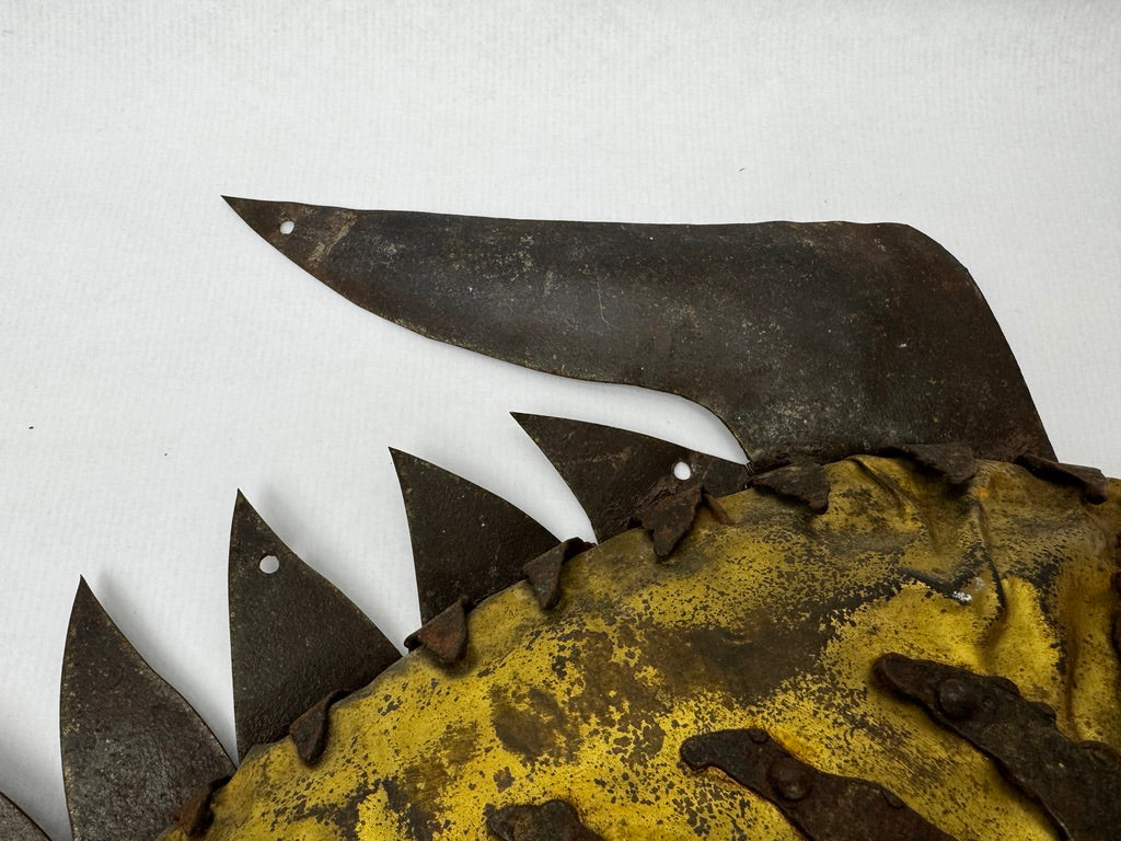 Sculpture murale poisson métal doré et fer riveté art brutaliste