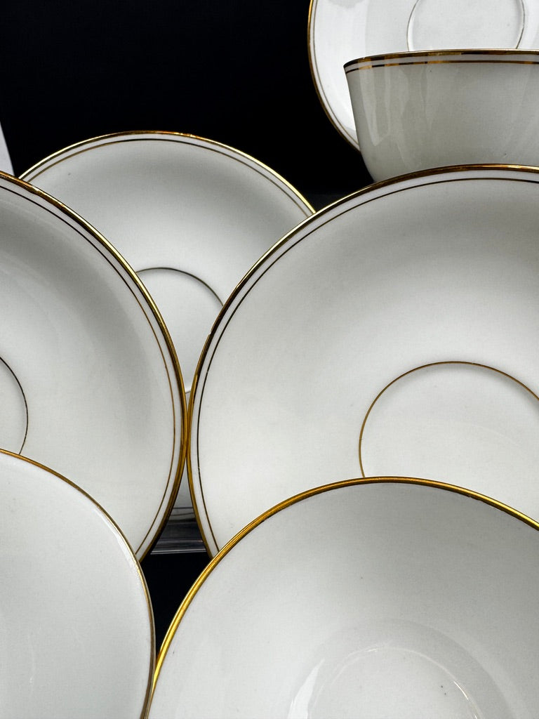 Service de 6 tasses à thé et sous tasses en porcelaine de Limoges A. Vignaud à filet or