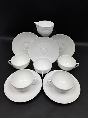 Suite de 4 tasses à déjeuner et crémier J.L. Coquet Hémisphère White Satin