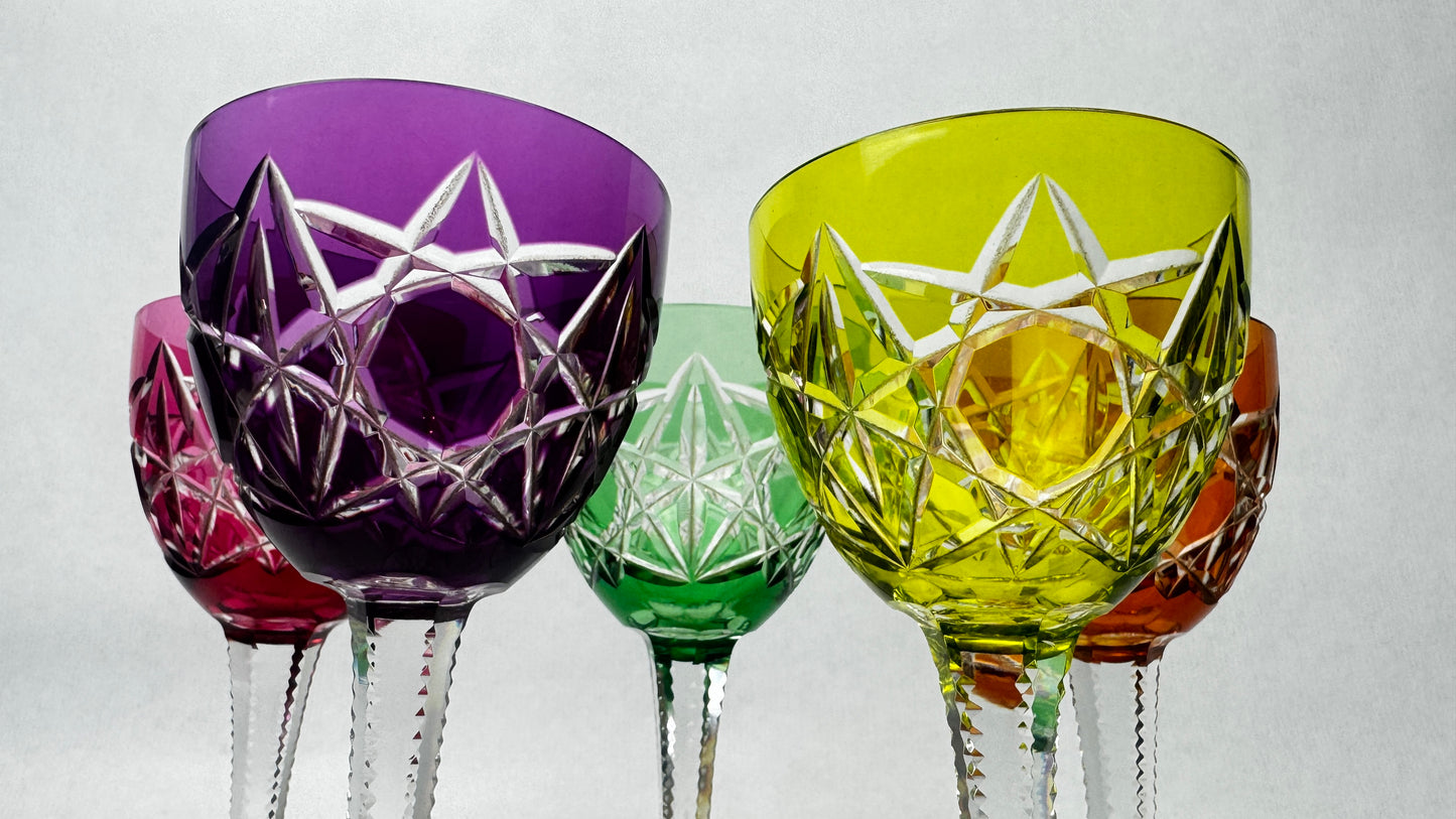 Suite de 5 verres anciens en cristal taillé doublé couleur 19 cm – Baccarat – Modèle S1136 – vers 1890