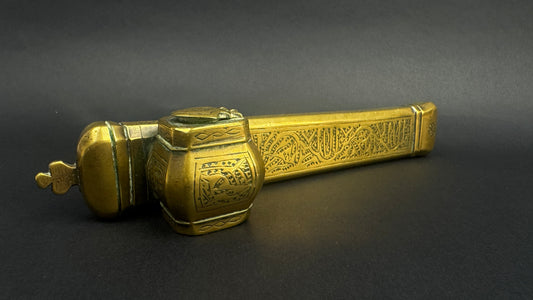 Divit qalamdan, encrier de voyage oriental XIXe bronze gravé 21,5 cm