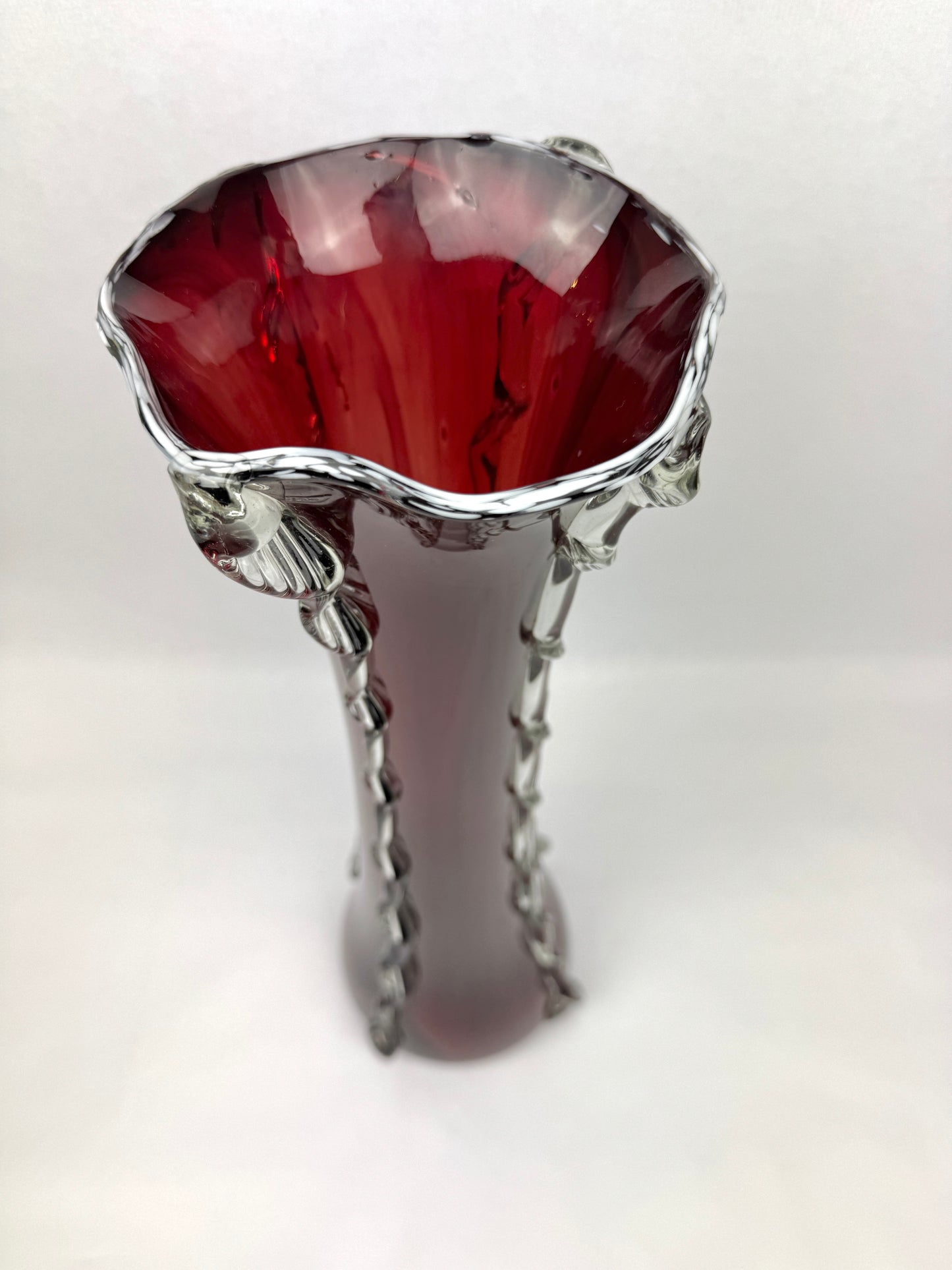 Vase en verre rouge rubis 50 cm décor appliqué clair style Murano