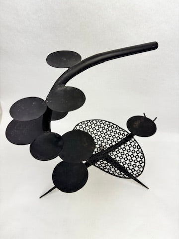 Chandelier sculpture en fer perforé motif trèfle style Mathieu Matégot 1950