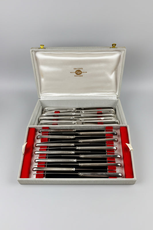 Coffret de 24 couteaux en métal argenté SFAM, modèle filet