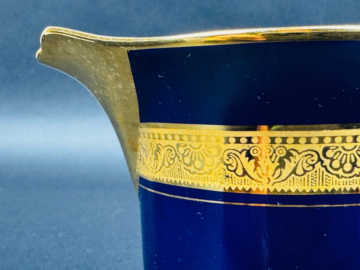 Service à café tête à tête bleu de Four et or Legle Limoges, porcelaine d’art