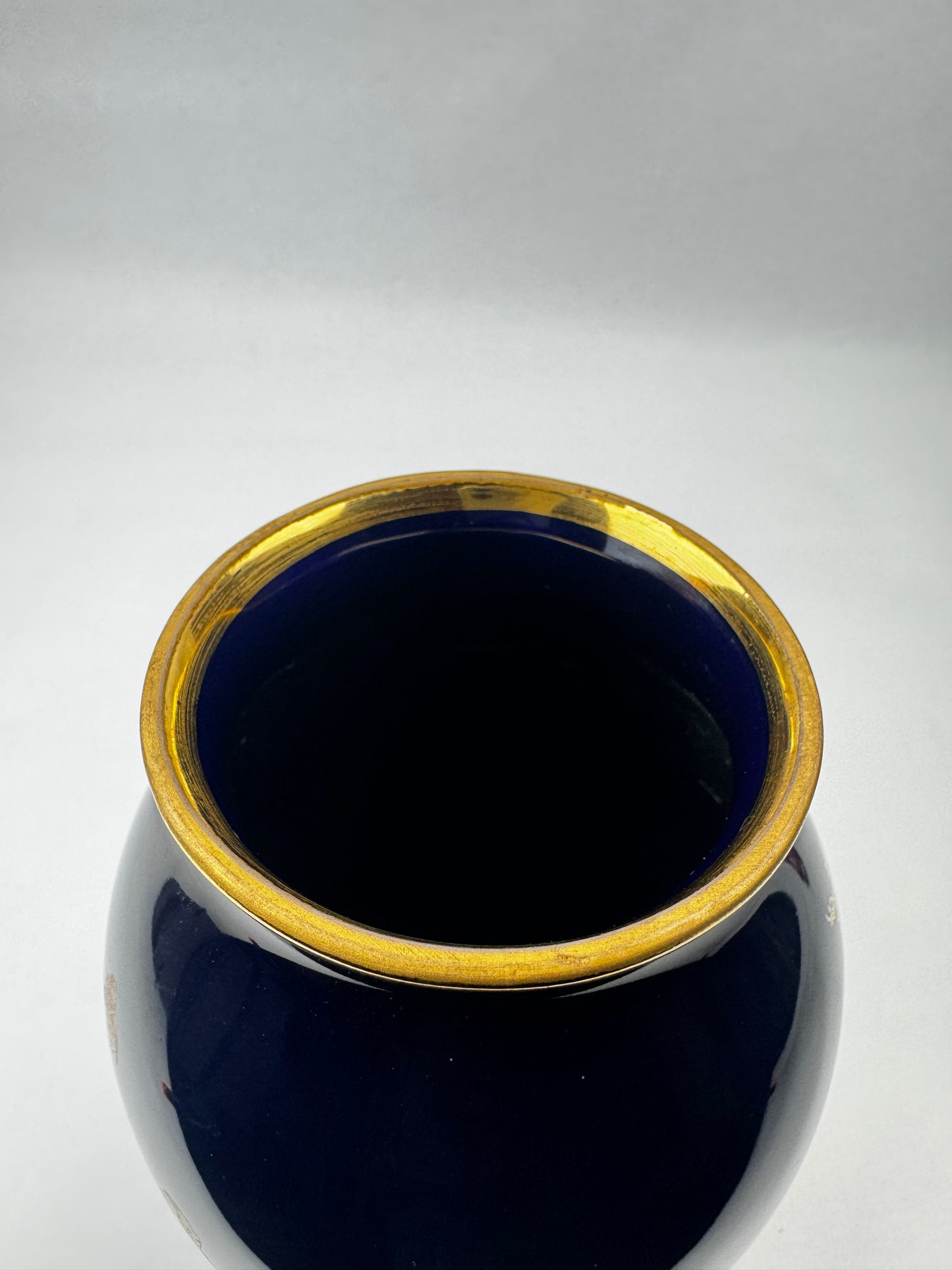 Vase Limoges Castel décor romantique doré à l’or 22 carats – H25 cm