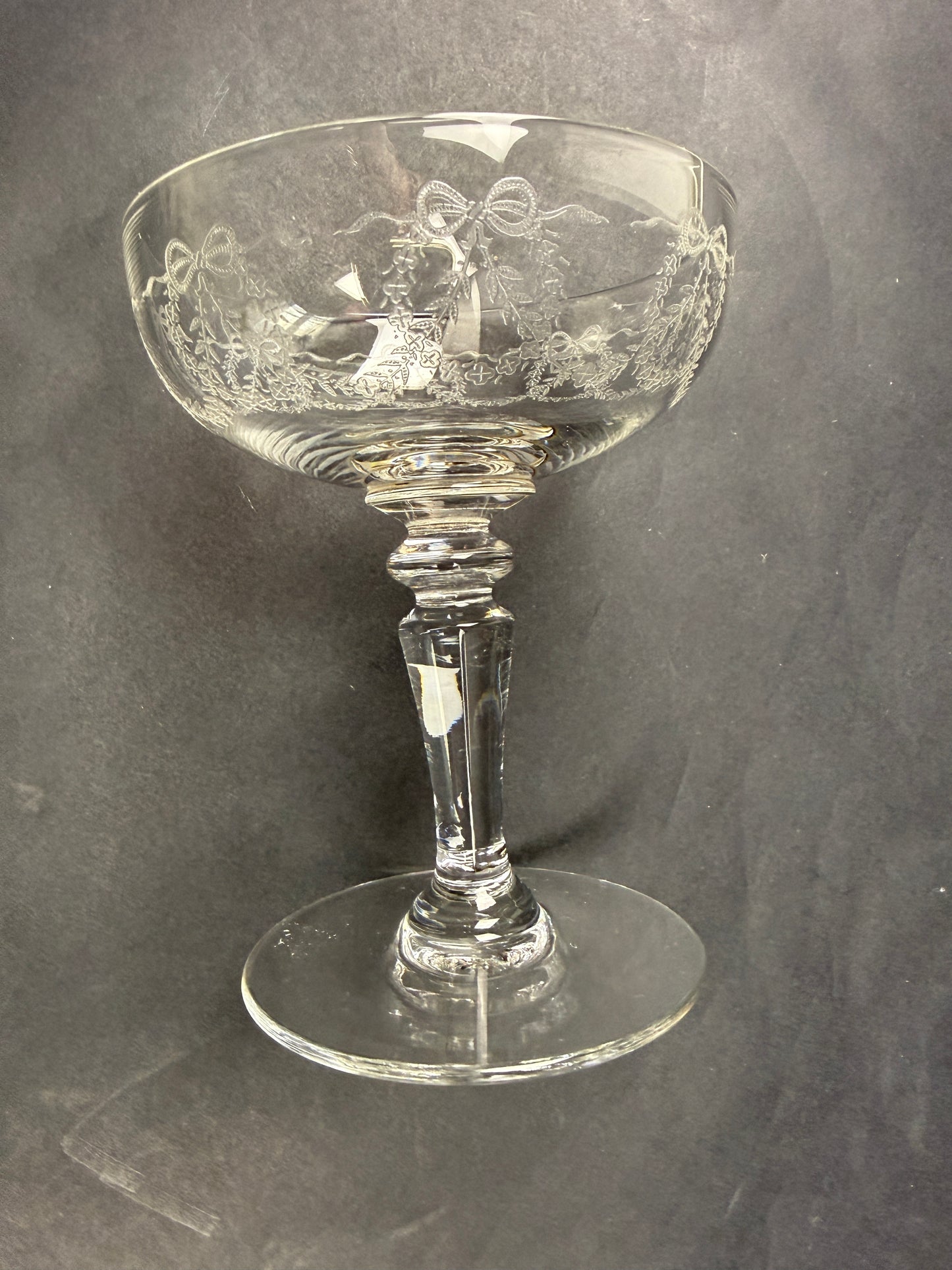 Suite de 6 coupes à champagne en cristal gravé, lot n°2
