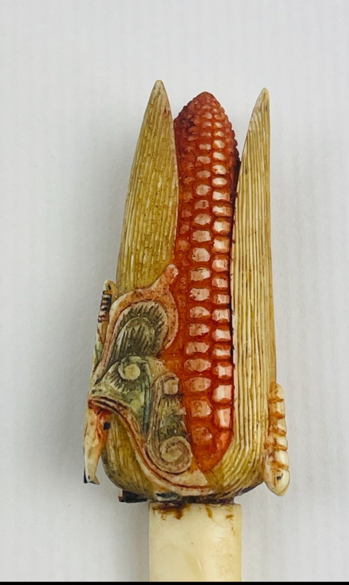 Ouvre-lettre asiatique en ivoire à décor d'épis de maïs — photo 2