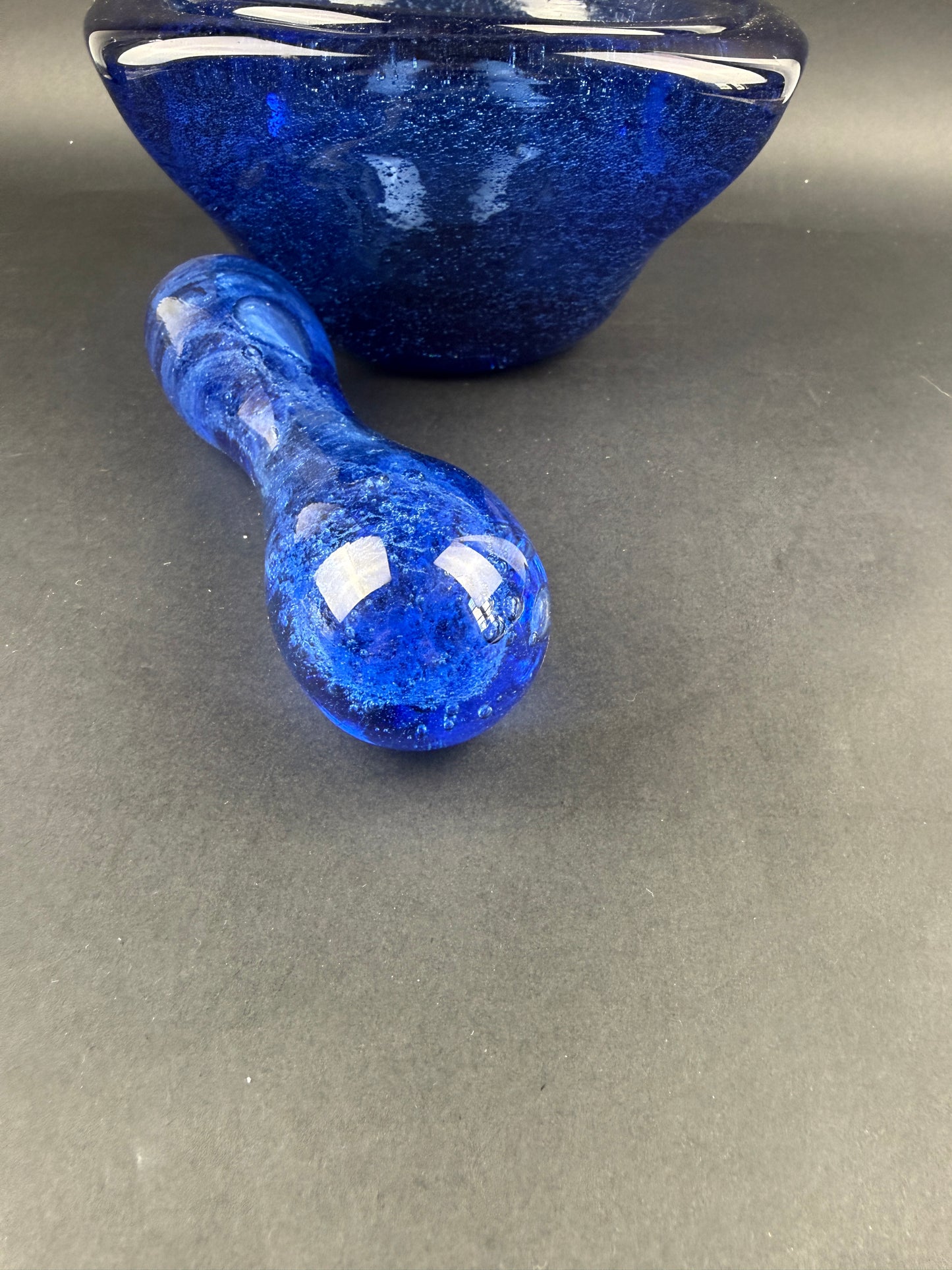 Mortier et pilon dans le gout de Biot, bleu dur