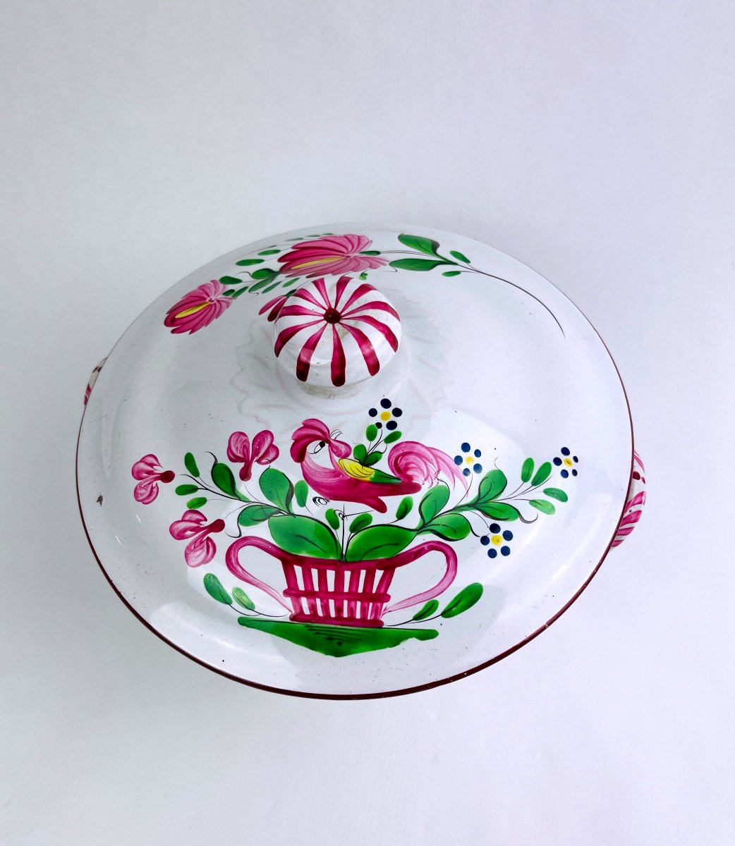 Saint-Clément — Soupière en faïence, décor au coq sur panier fleuri — photo 2