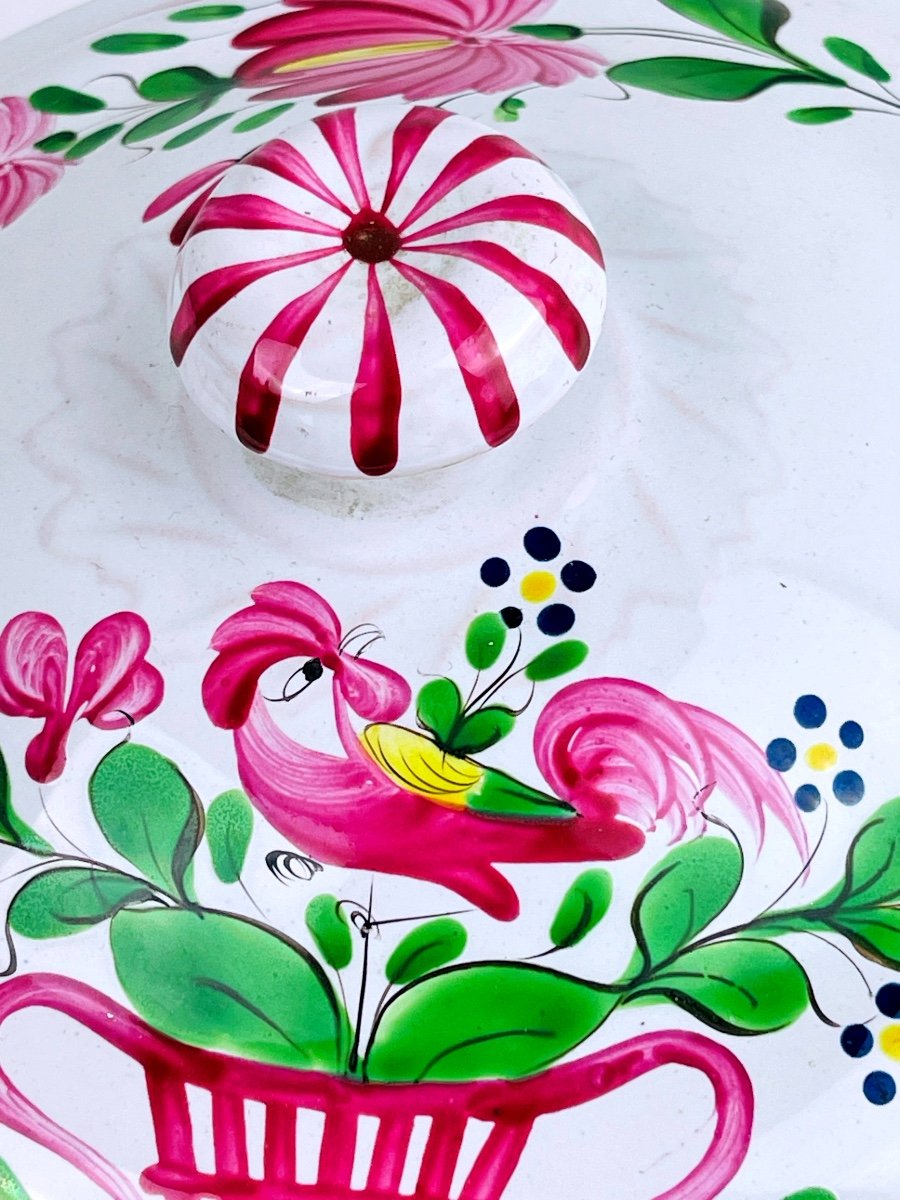 Saint-Clément — Soupière en faïence, décor au coq sur panier fleuri — photo 3