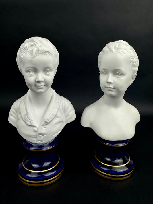 Paire de bustes Enfants Brongniart en biscuit de porcelaine de Limoges sur base bleu cobalt et or
