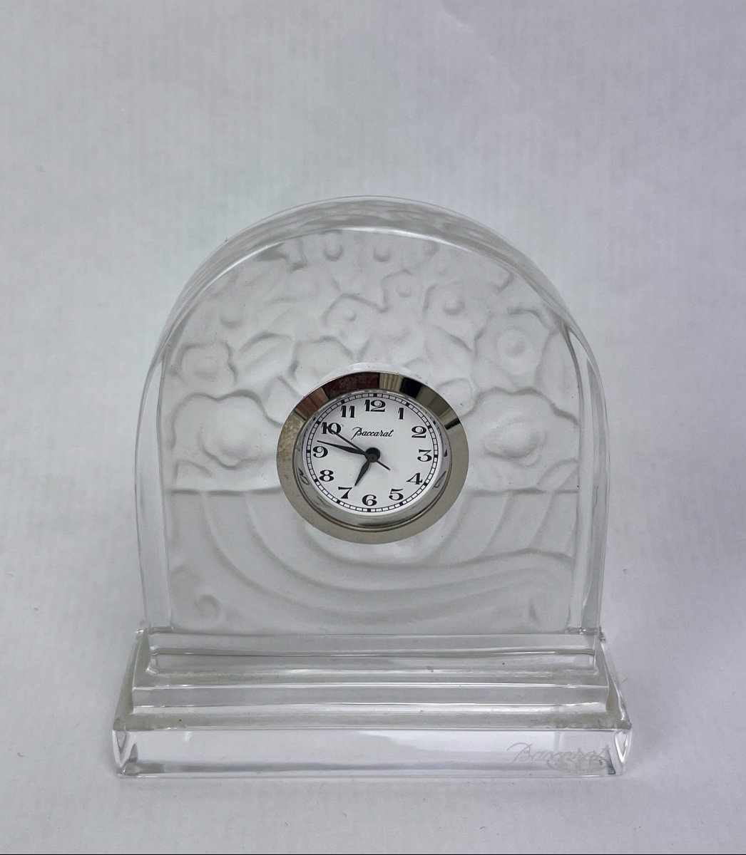 Baccarat — Pendulette de bureau en cristal moulé — photo 1
