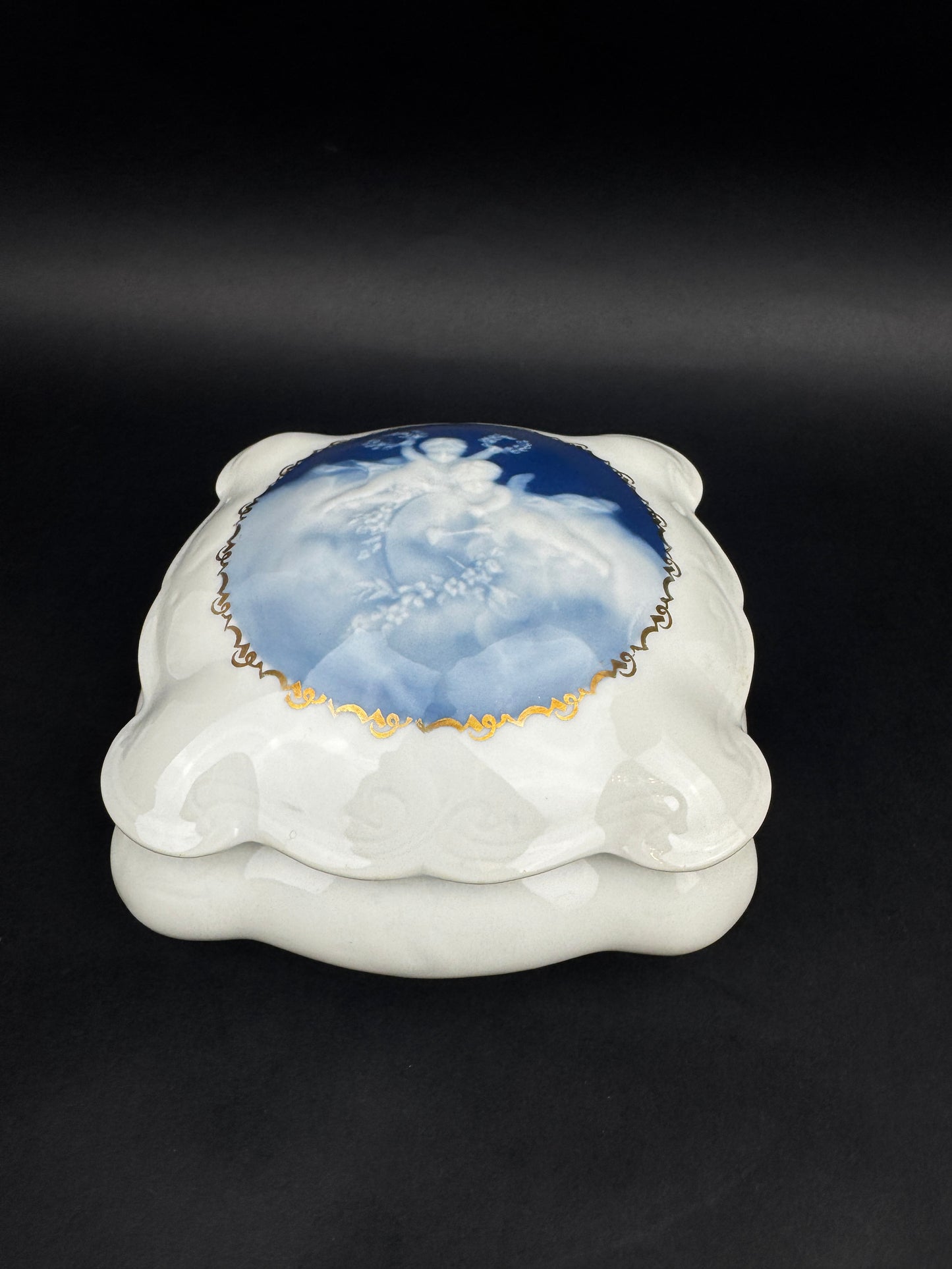 Boîte carrée Tharaud Limoges, décor putti en camaïeu bleu