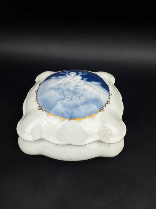 Boîte carrée Tharaud Limoges, décor putti en camaïeu bleu