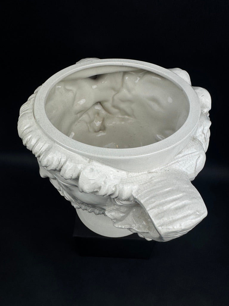 Grand cache pot faïence blanche têtes de faunes vers 1900