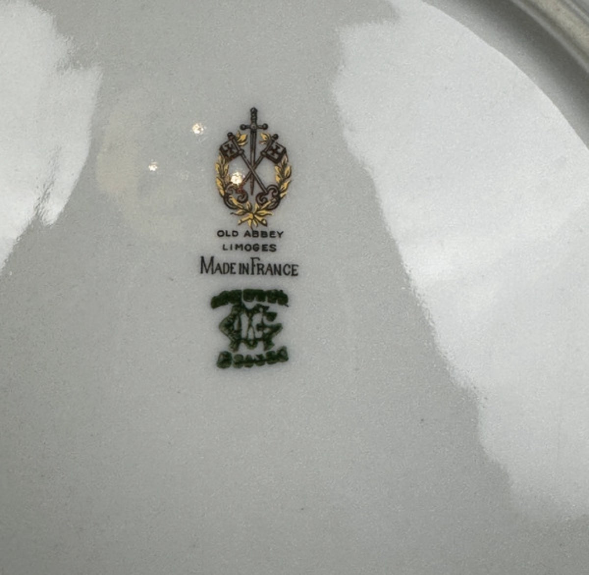 Old Abbey Limoges — Assiette plate, décor or incrusté à rinceaux n°2 — photo 5
