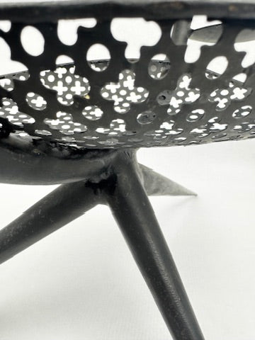 Chandelier sculpture en fer perforé motif trèfle style Mathieu Matégot 1950