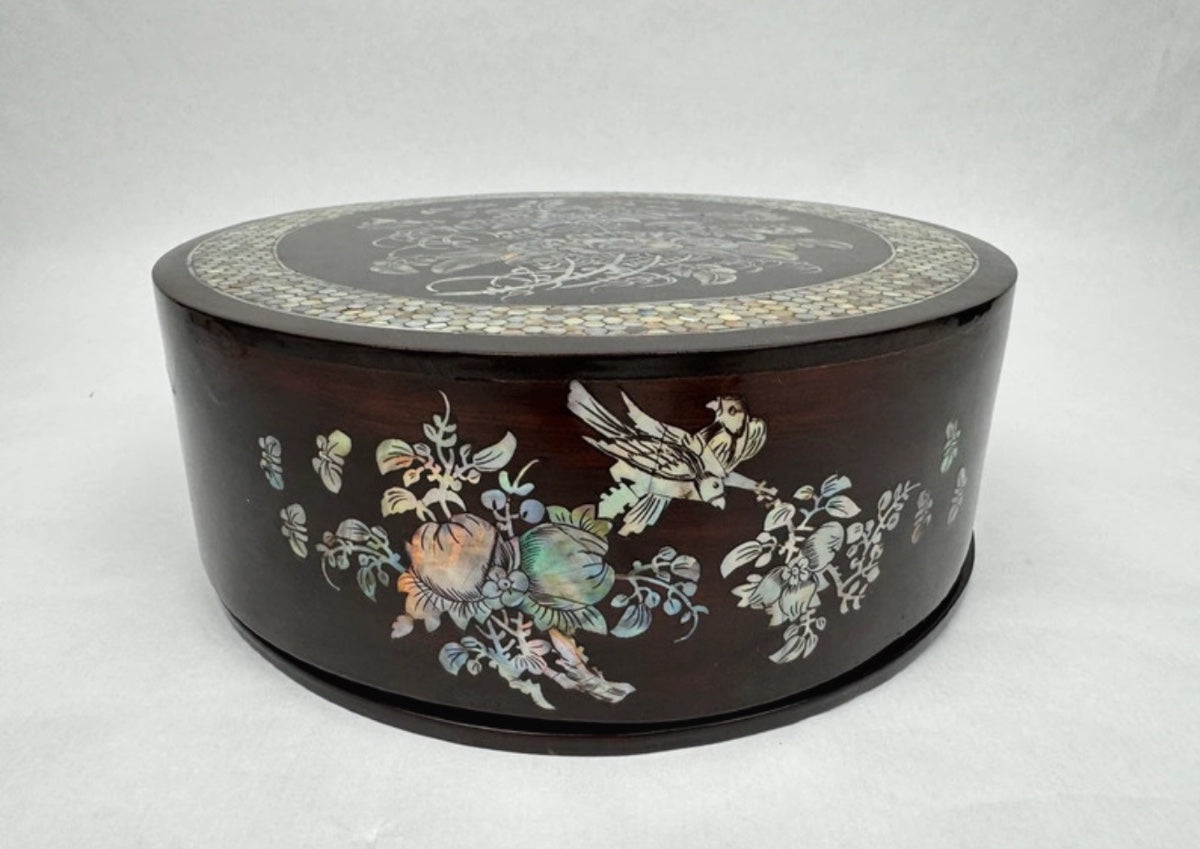 Boîte ronde en palissandre et nacre, Indochine, fin XIXe — photo 1