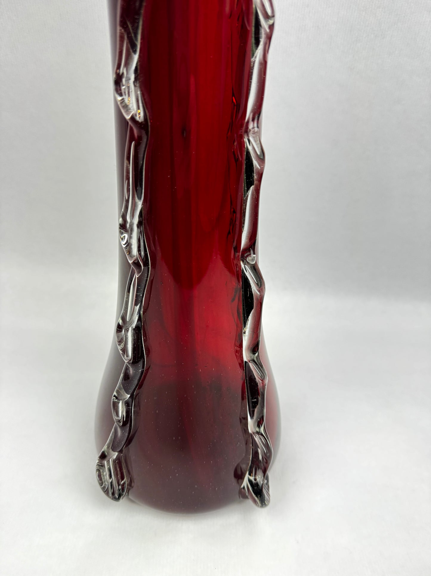 Vase en verre rouge rubis 50 cm décor appliqué clair style Murano