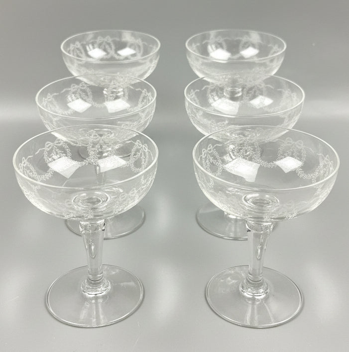 Suite de 6 coupes à champagne en cristal gravé, lot n°2